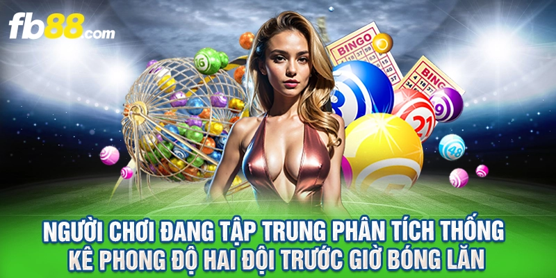 Người chơi đang tập trung phân tích thống kê phong độ hai đội trước giờ bóng lăn